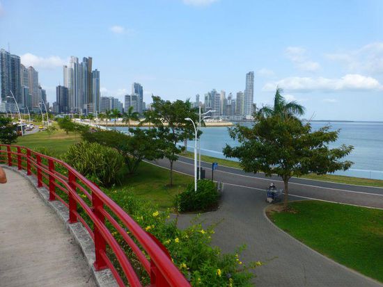 der Paseo am Pazifik mit der Skyline