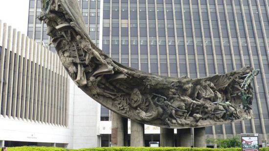 ein Riesenklotzvon Denkmal .....