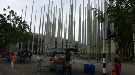 Der Stelenwald wurde dem gefährlichsten Platz Medellins errichtet, um die Vergangenheit zu tilgen, heute eine Sehenswürdigkeit. Schießereien waren an der Tagesordnung