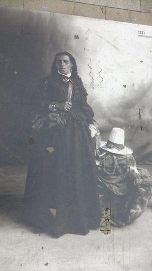 Aus der Geschichte wurden viele Bilder aufs Pflaster des Platzes geklebt, dies hier hat so ca. 1,5 x 1 m.