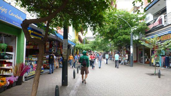 Die Fußgängerzone ist lebhaft und freundlich