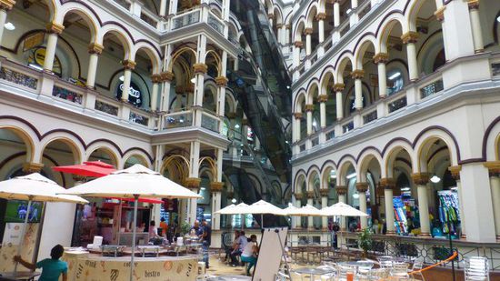 DEr ehemalige Justizpalst ist heute ein imposantes Shopping Center mit vielen kleinen Läden