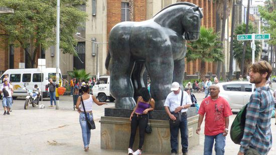An etlichern Stellen finden sich Figuren von Botero. Sie haben etwas obschon je unproprtioniert
