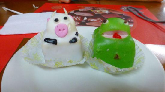 Wir essen etwas in einem Restaurant, in dem rund 50 Bilder an der Wand hängen mit Menschen, die begeistert diesen grünen Frosch verzehren, warum auch immer. Offenbar eine Spezialität, die wir natürlich auch probieren müssen!