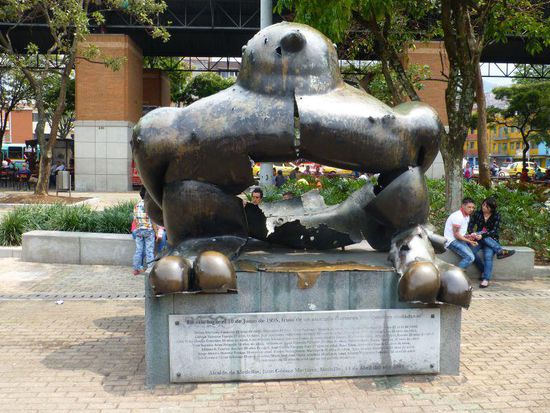 Tja, diese Boterofigur - der Friedensvogel -  wurde vor vielen Jahren von einer Bombe gesprengt, etliche Menschen kamen ums Leben, bis heute hat sich niemand dazu bekannt. Botero selbst bestand darauf, das Mahnmal so zu erhalten und er ließ einen neuen direkt daneben aufstellen.
