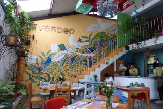 leckeres Essen im Verdeo. Die Kamera links oben suchte per Zufallsgenerator den ganzen Raum ab, NSA läßt grüßen 