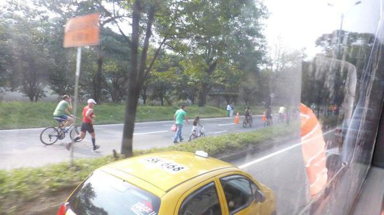 Die 4-spurige Hauptstraße in Medellin wird jeden Sonntag für Radfahrer, Fußgänger und Skater über viele km halbseitig gesperrt!