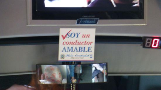 ... und in unserem Bus hängt dieses Schild über dem Rückspiegel  (Ich bin ein sehr freundlicher Fahrer.