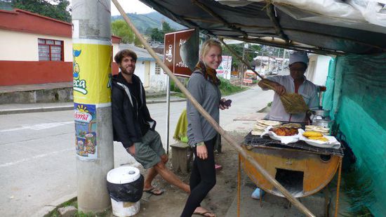Am Straßenstand eine leckere Arepa (Maisfladen) kaufen
