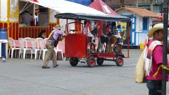 Wie soll man das bechreiben? ein Einmann Karussellersatz? Jedenfalls schiebt er die Kinder einmal um die Plaza...
