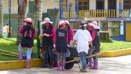 Die Damen pflegen das Grün - aber eher gemächlich. Schick vsehen sie aber auf jeden Fall us