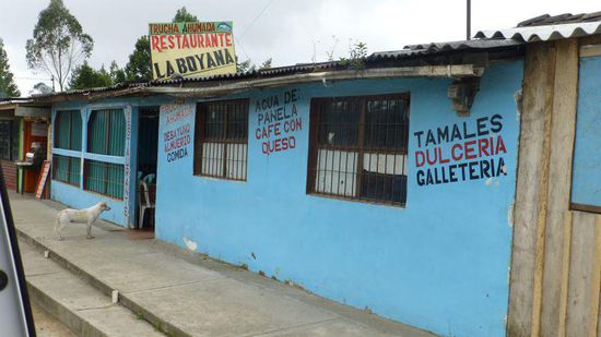 Mittagsstopp in einem kleinen Dorf, hier hört der Asphalt auf und geht in  eine ziemlich schlechte Piste über