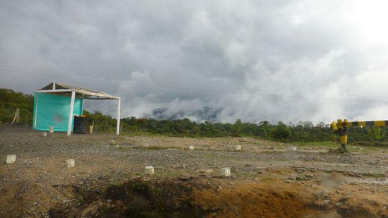 gerade kommen wir aus den Wolken heraus