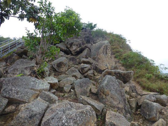 .... wurden in den Felsen gemeißelt und blicken über das Tal