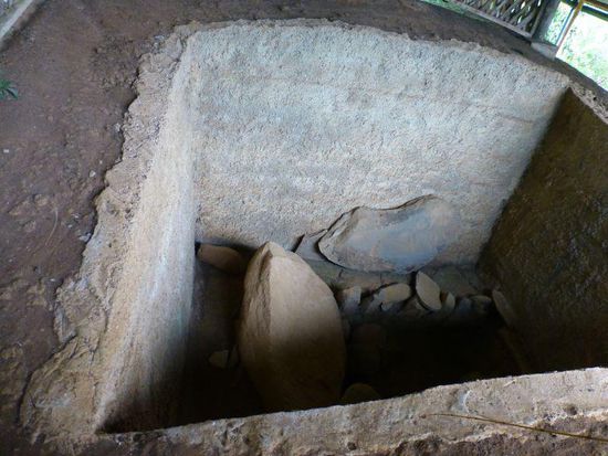 Die Gräber hinter den Figuren sind sehr tief angelegt, die Betonwand hier dient nur der Abstützung, das Grab selbst ist ganz unten