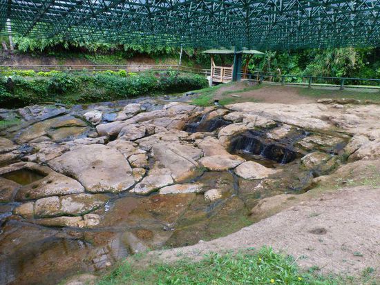 auch im Flußbett gibt es Symbole und ......