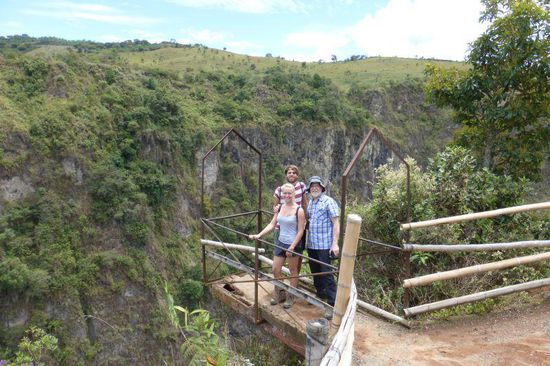 Auf der Jeeptour ist der erste Stopp der spektakuläre Blick auf einen Wsserfall. Die Plattform schwebt 200 m über dem Abgrund, brrrr..