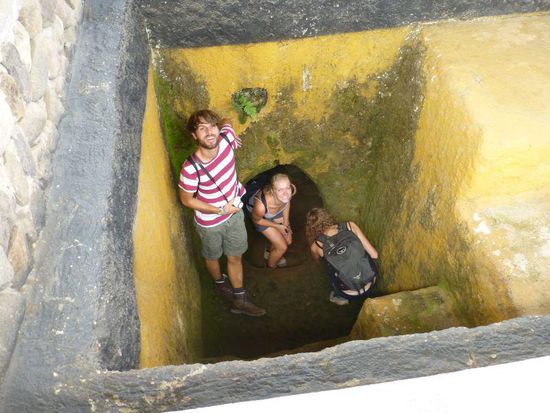 sehr tiefe Gräber im Tierradentro-Stil ( wo wir leider nicht mehr hinkommen werden)