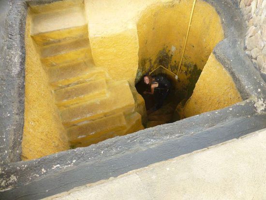 die Gräber selbst fangen erst ganz unten überhaupt an.