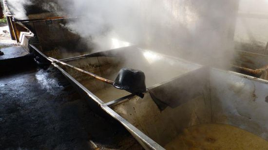 Zwischendurch besichtigen wir eine Panela-Fabrik. Aus Zuckerrohr wird durch Einkochen und Umschütten....