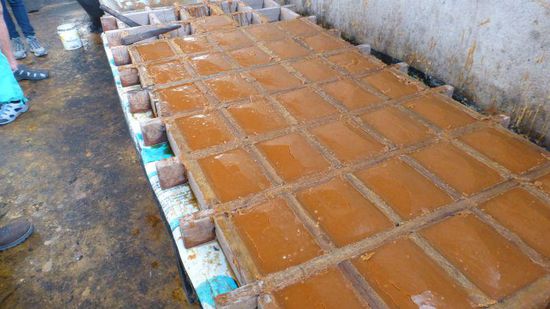 eine Art Rohzuckerklotz gewonnen, der gestapelt werden kann