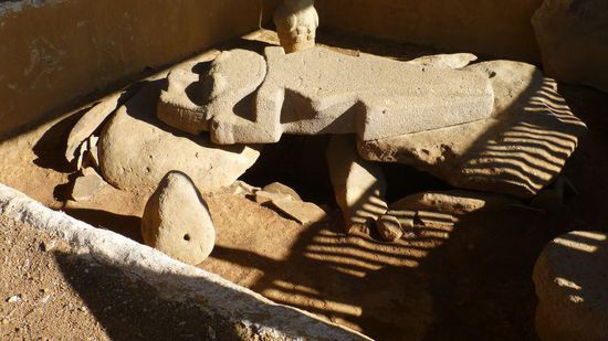 figur als Grabdeckel