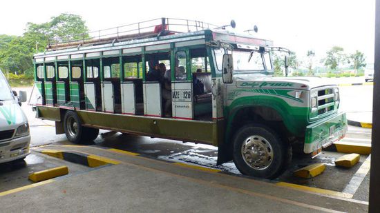die typischen Chiva-Busse mit  Holzaufbau
