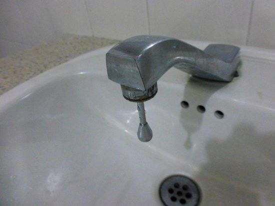 ein interessanter Wasserhahn - der Hebel ist im Ausfluss!