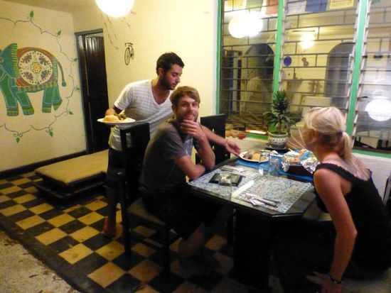 Lisandro serviert Dinner