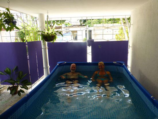 der Pool im Carport