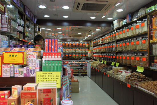 Das ist ein typischer Medizinladen....jede Menge getrockneter Pilze, Würmer und sonst noch so EX-Lebendiges 
Allgemein sind die Chinesen sehr abergläubisch...es gibt sogar eine ganze Strasse voll mit Wahrsagern und Zukunftsdeutern....ob da Mike Shiva in der Schule gewesen ist? 