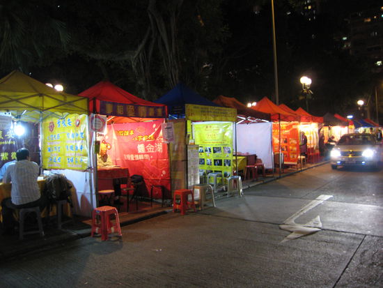 Lustigerweise zeigen die Handleser/ zukunftsdeuter gerne Fotos mit Prominenten, Mike Shiva sollte sich daran ein Beispiel nehmen 