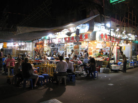 Ein typisches Restaurant, ausnahmsweise mit Tischen draussen auf der Strasse.
