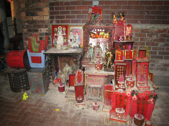 Ein Ahnenaltar mitten in der Stadt...