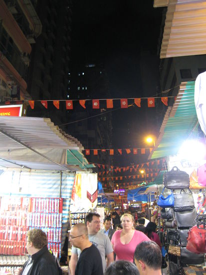 Der Markt mit jede Menge Krims Krams, Taschen, Koffern, T-Shirts, Uhren, Schmuck usw....