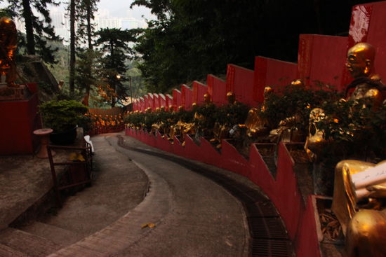 Jeder Buddha sah anders aus und hatte einen unterschiedlichen Gesichtsausdruck...von innocent bit i´m the devil 