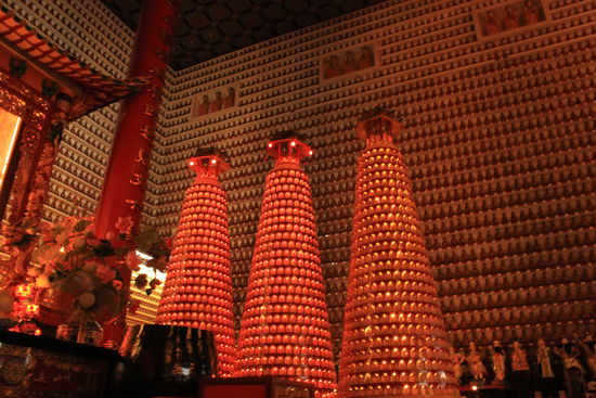 Der Tempel ist ca. 7 Meter hoch und gefüllt mit lauter kleiner Buddha Statuen...das ganze in einem rot goldenen Licht. Der Stimmung des Raumes fühlt sich unbeschreiblich schön an 