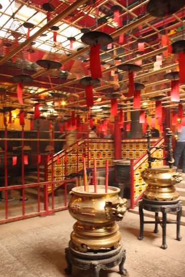 Von der Decke hängen die Gebete