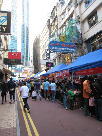 Das ist der Büchermarkt: was man hier nicht sieht, ist die lange Schlange die bei gewissen Ständen ansteht 