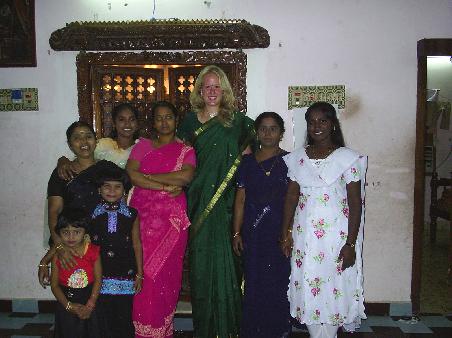Suchbild...welche Person passt nicht ins Bild? (Das sind meine Freunde, die in Karaikal so gastfreundlich waren!)
