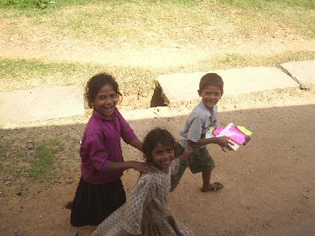 Kinder in Kundapura (Sie freuen sich echt wenn ich ihnen winke und sind soo suess und dreckig!)