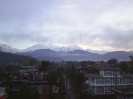 Das Himalayagebirge, von dem Dach meines Hotels