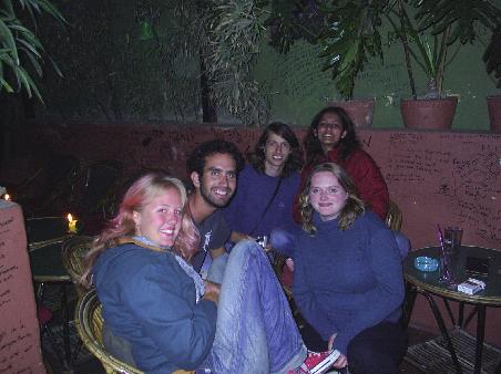 Samsbar in Kathmandu oderwie sich der Streik aushalten laesst und mit pinken Haaren