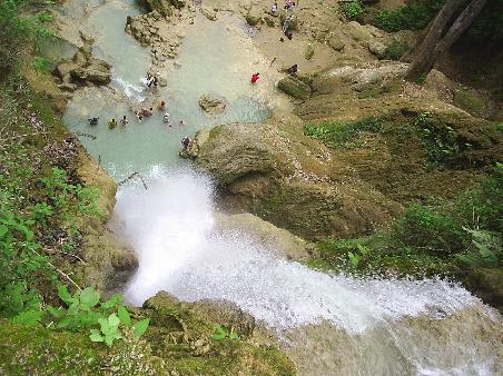 Das ist der Wasserfal von oben. Runterspringen wuerde ich da nicht.
