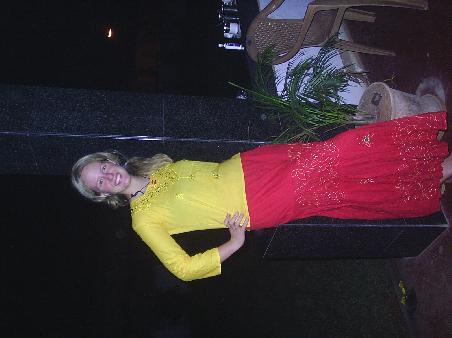 Mein neues indisches Outfit. Wundert euch nicht, denn hier rennt jeder wie ein Papgei rum.
(Das bloede Foto laesst sich nicht drehen!)