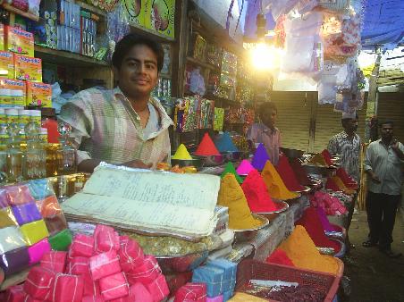 Typischer Marktstand in Mysore...alles sieht so aus, als waere es fuer Touristen dort aufgebaut, aber wir sind die einzigen Touris.
Tausend Farben, Duefte und Fruechte.