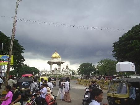 Der Palast in Mysore vor wunderbarem Wetter