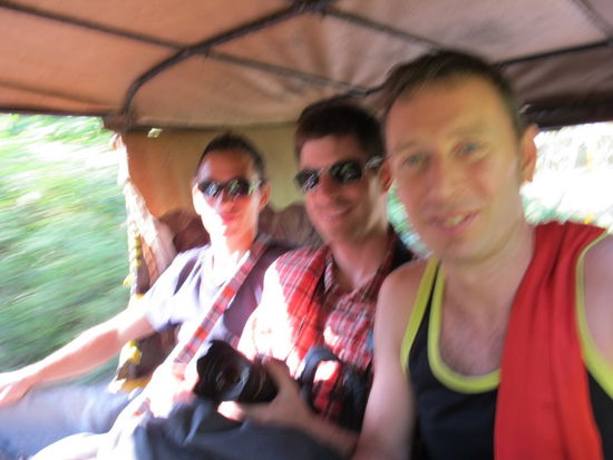 Auf geht's zum Sight-Seeing. Schärfer ging nicht - die Rikscha hat zu deftig geschüttelt.