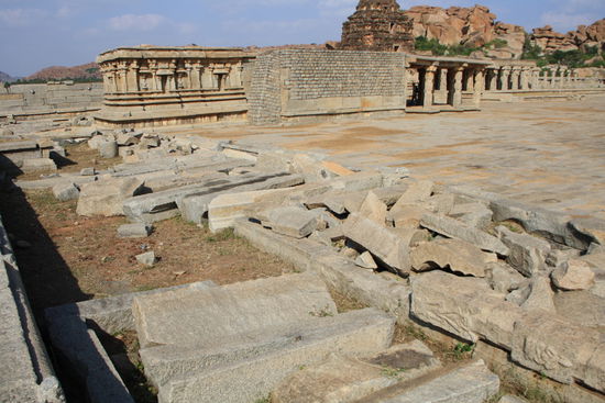 Die Elemente liegen bereit, der Aufrichttermin wurde aber wohl das ein oder andere Mal verschoben.