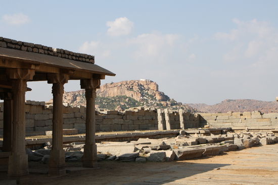 Tempel und Ruinen so weit das Auge reicht.